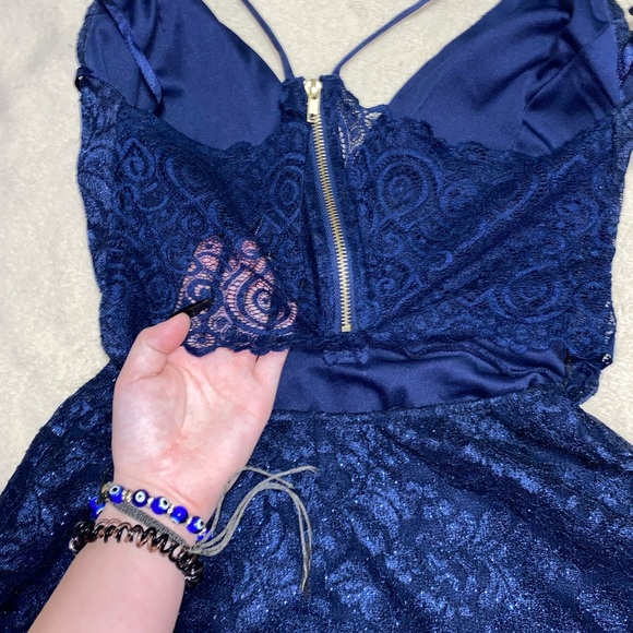 Le Chateau Dress - Picture 3 of 4